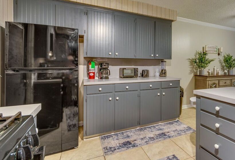 Spacious Little Rock Home W/ Patio   9 Mi To Dtwn!