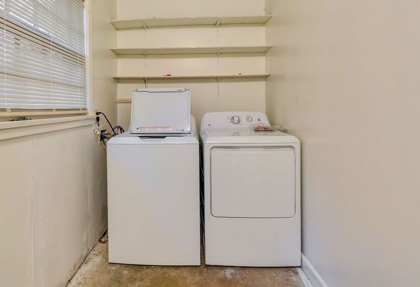 Spacious Little Rock Home W/ Patio 9 Mi To Dtwn!