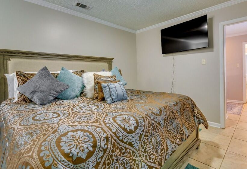 Spacious Little Rock Home W/ Patio 9 Mi To Dtwn!