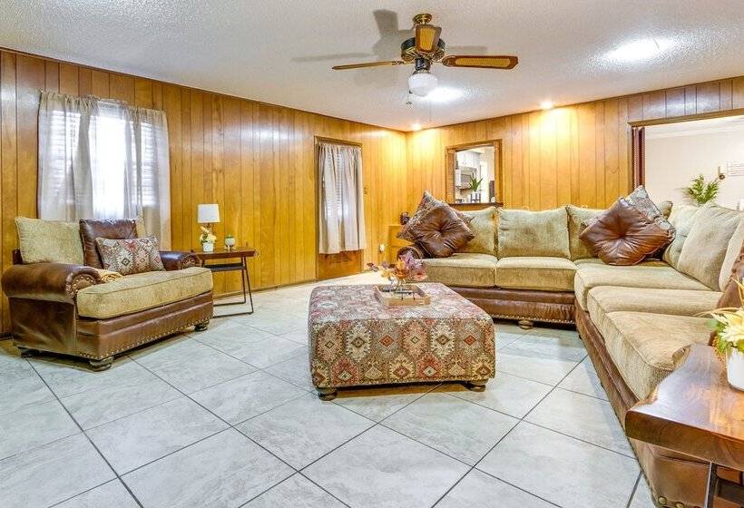 Spacious Little Rock Home W/ Patio 9 Mi To Dtwn!