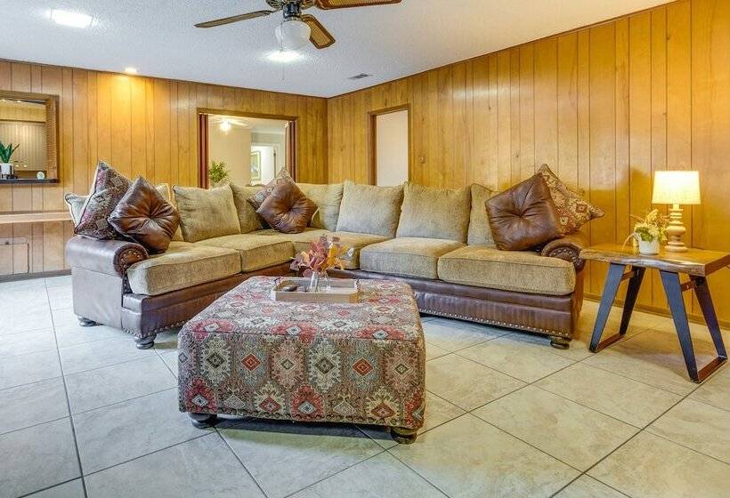 Spacious Little Rock Home W/ Patio 9 Mi To Dtwn!