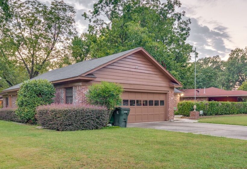 Spacious Little Rock Home W/ Patio   9 Mi To Dtwn!