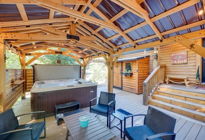 Spacious Packwood Cabin W/ Hot Tub   Near River
