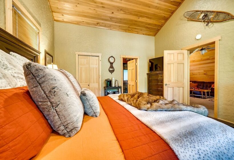 Spacious Packwood Cabin W/ Hot Tub   Near River