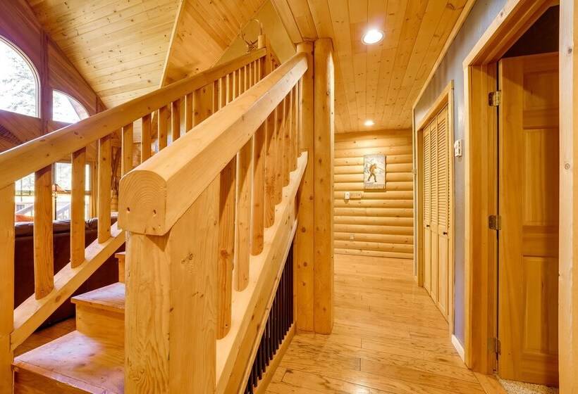 Spacious Packwood Cabin W/ Hot Tub   Near River