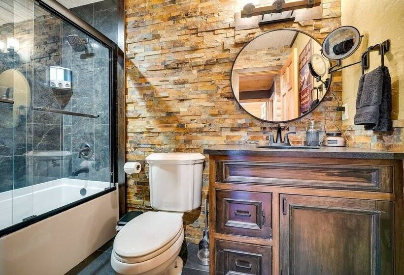 Spacious Packwood Cabin W/ Hot Tub   Near River