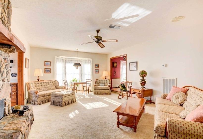 Spacious Retreat W/ Stunning Norfork Lake Views!