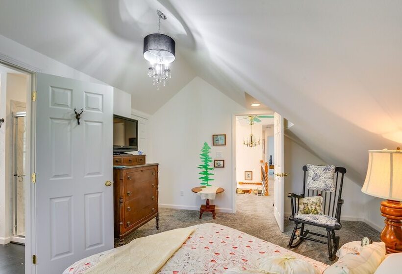 Spacious & Secluded Shook Home W/ Private Hot Tub!