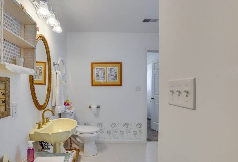 Spacious & Secluded Shook Home W/ Private Hot Tub!