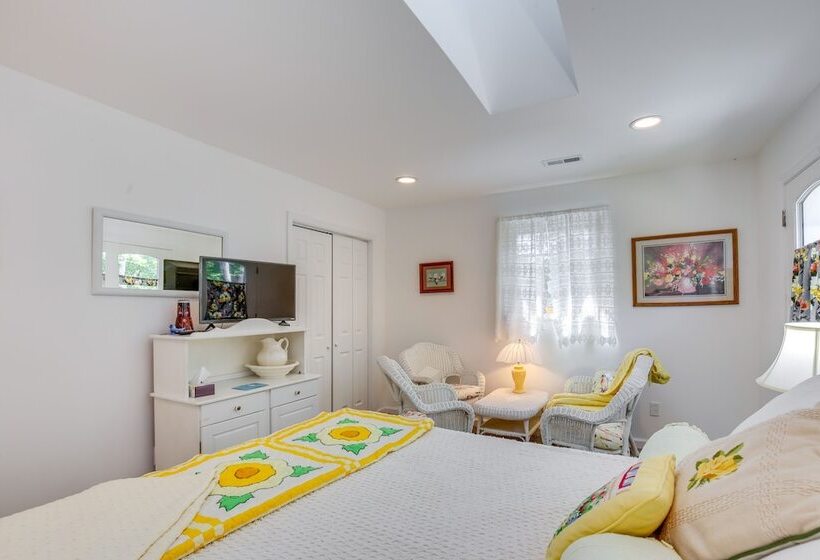 Spacious & Secluded Shook Home W/ Private Hot Tub!