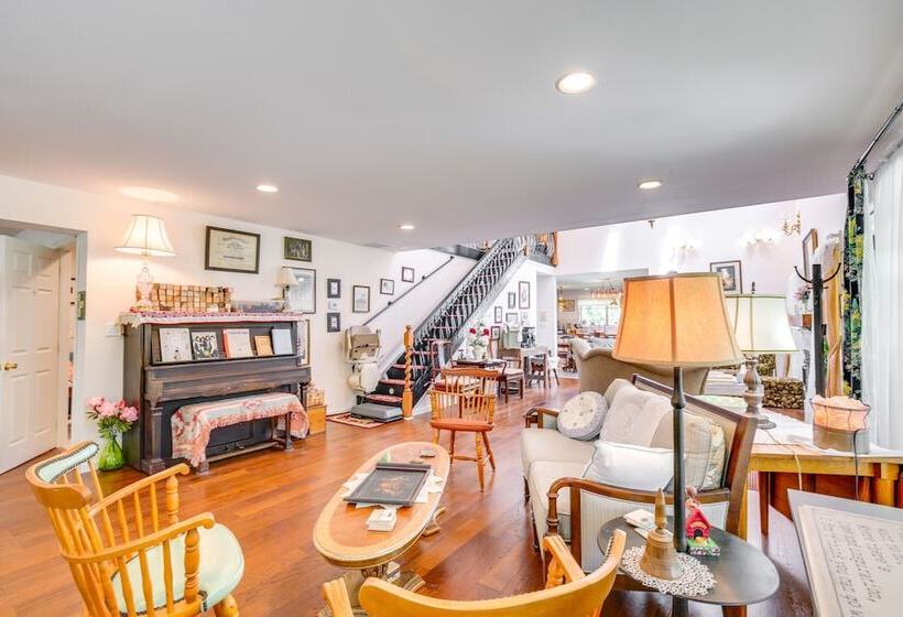 Spacious & Secluded Shook Home W/ Private Hot Tub!