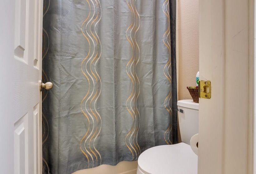 Spacious Texas Abode W/ Deck & Fenced In Yard!