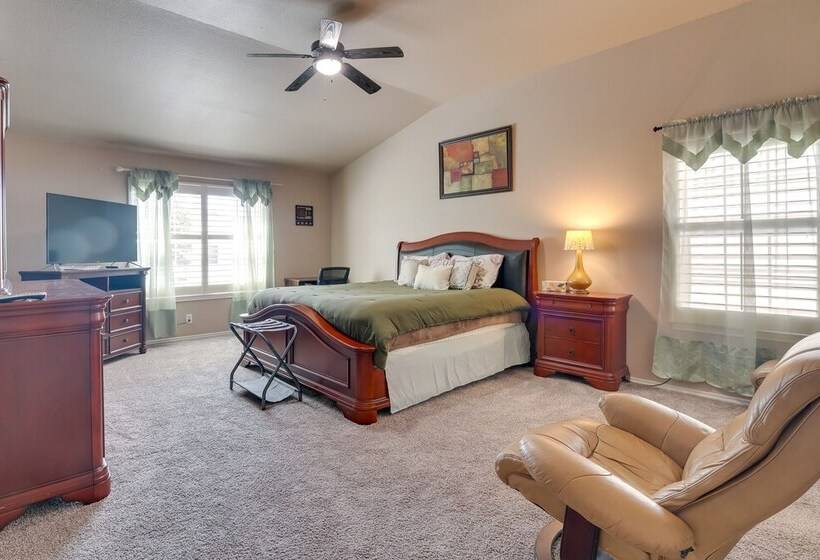 Spacious Texas Abode W/ Deck & Fenced In Yard!