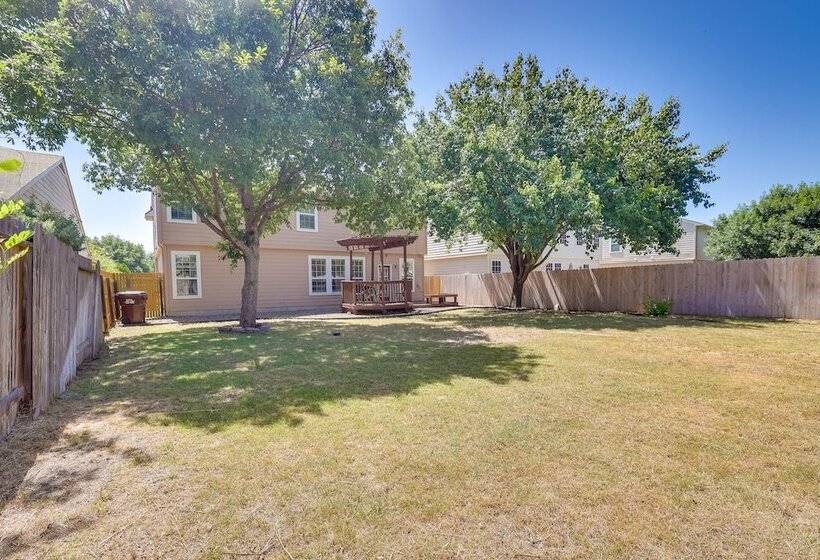 Spacious Texas Abode W/ Deck & Fenced In Yard!
