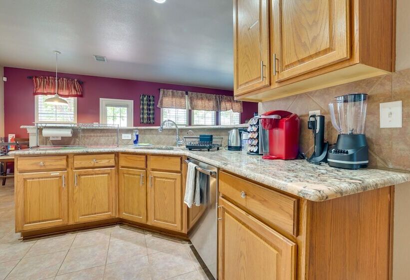 Spacious Texas Abode W/ Deck & Fenced In Yard!