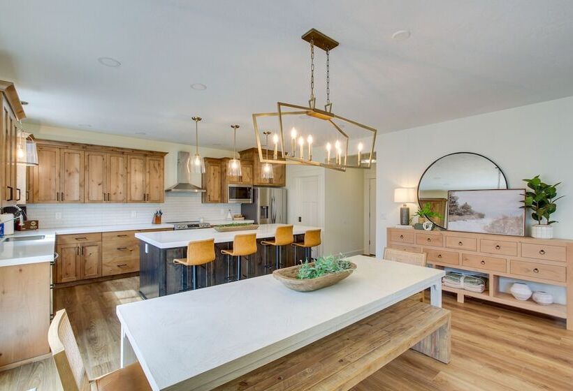 Spacious Utah Home W/ Hot Tub < 1 Mi To Bear Lake!