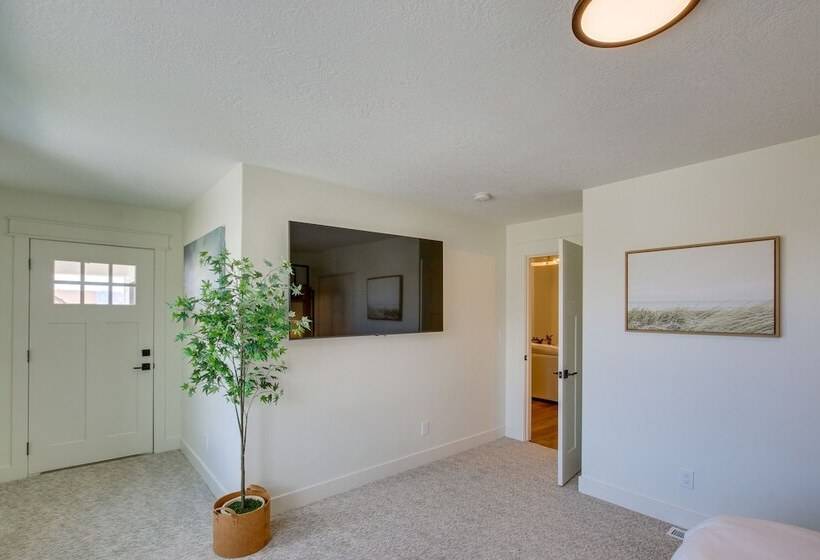 Spacious Utah Home W/ Hot Tub < 1 Mi To Bear Lake!