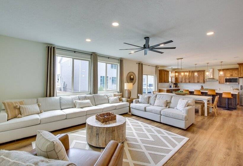 Spacious Utah Home W/ Hot Tub < 1 Mi To Bear Lake!