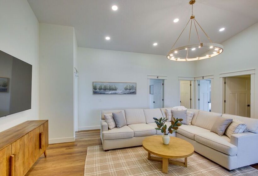 Spacious Utah Home W/ Hot Tub < 1 Mi To Bear Lake!