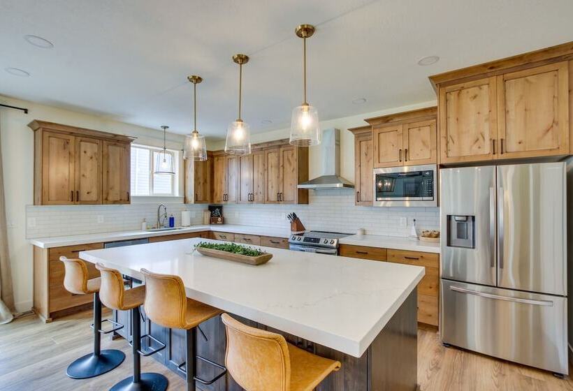 Spacious Utah Home W/ Hot Tub < 1 Mi To Bear Lake!