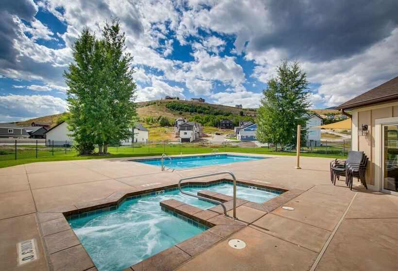 Spacious Utah Home W/ Hot Tub < 1 Mi To Bear Lake!