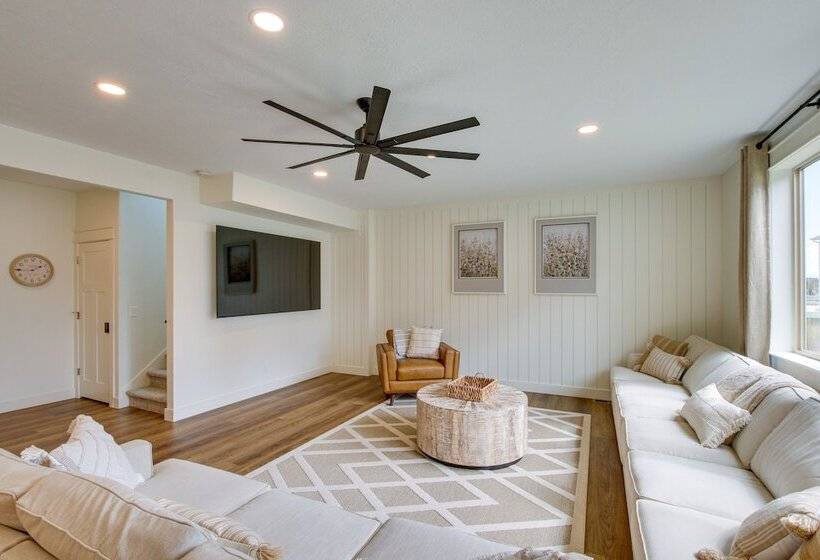 Spacious Utah Home W/ Hot Tub < 1 Mi To Bear Lake!