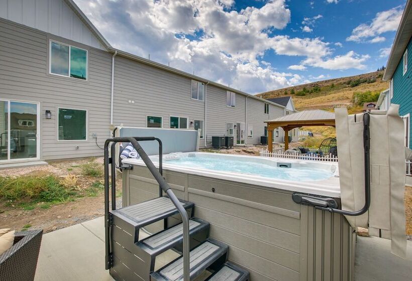 Spacious Utah Home W/ Hot Tub < 1 Mi To Bear Lake!