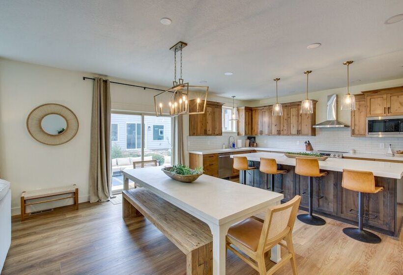Spacious Utah Home W/ Hot Tub < 1 Mi To Bear Lake!