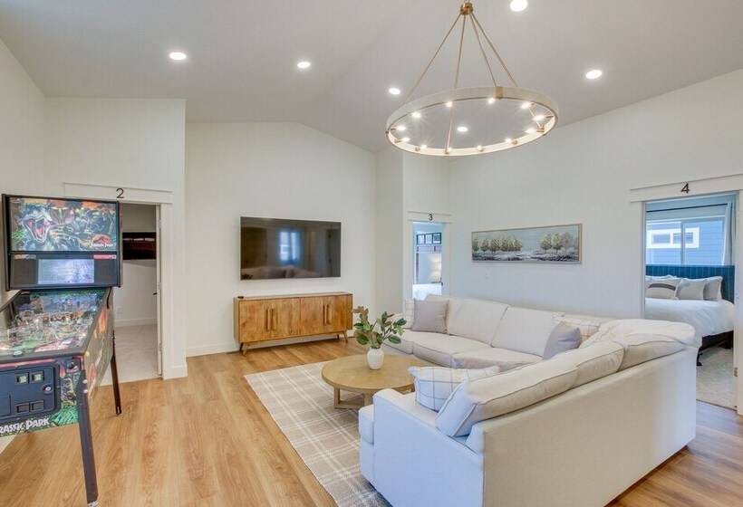 Spacious Utah Home W/ Hot Tub < 1 Mi To Bear Lake!