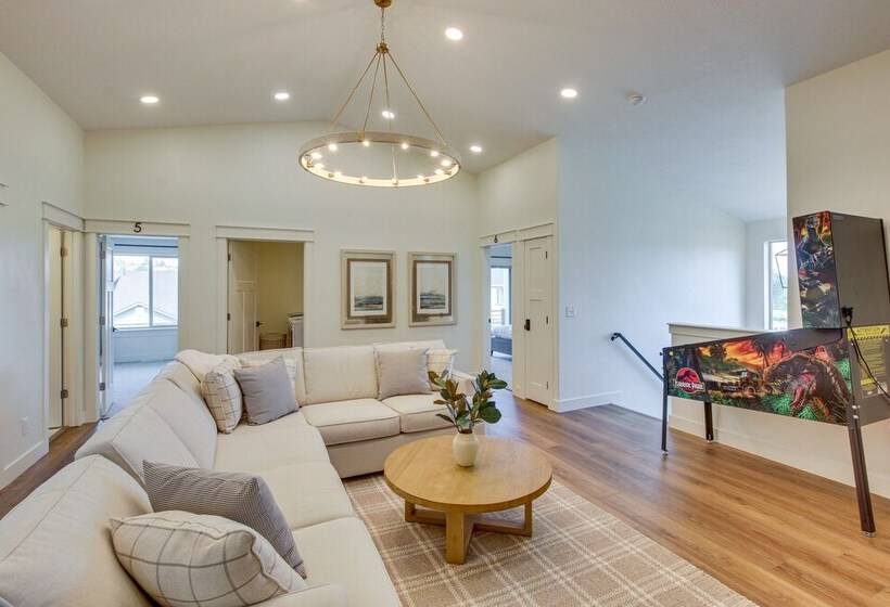 Spacious Utah Home W/ Hot Tub < 1 Mi To Bear Lake!