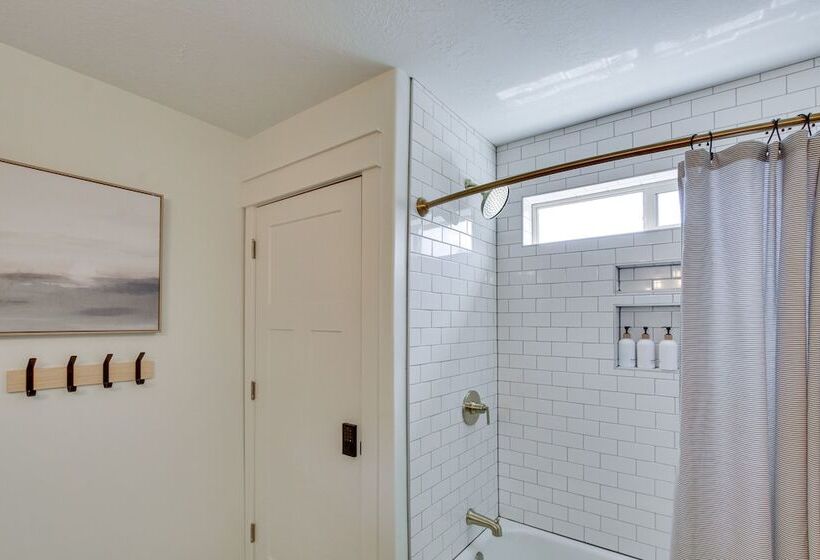 Spacious Utah Home W/ Hot Tub < 1 Mi To Bear Lake!