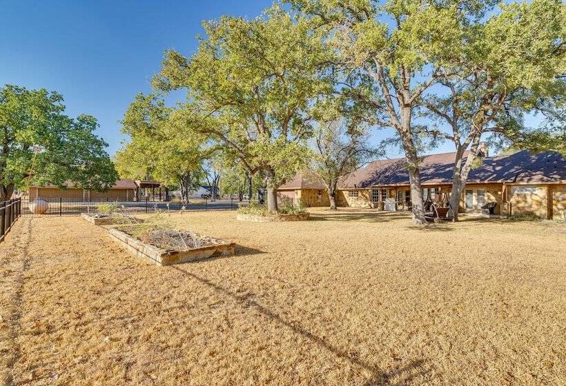 Sprawling Leander Home W/ Game Room!