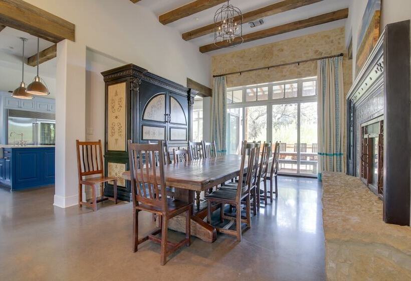 Sprawling Austin Estate W/ Pool & Fire Pit