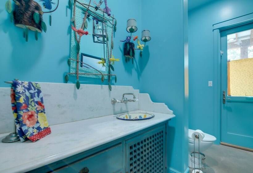 Sprawling Austin Estate W/ Pool & Fire Pit