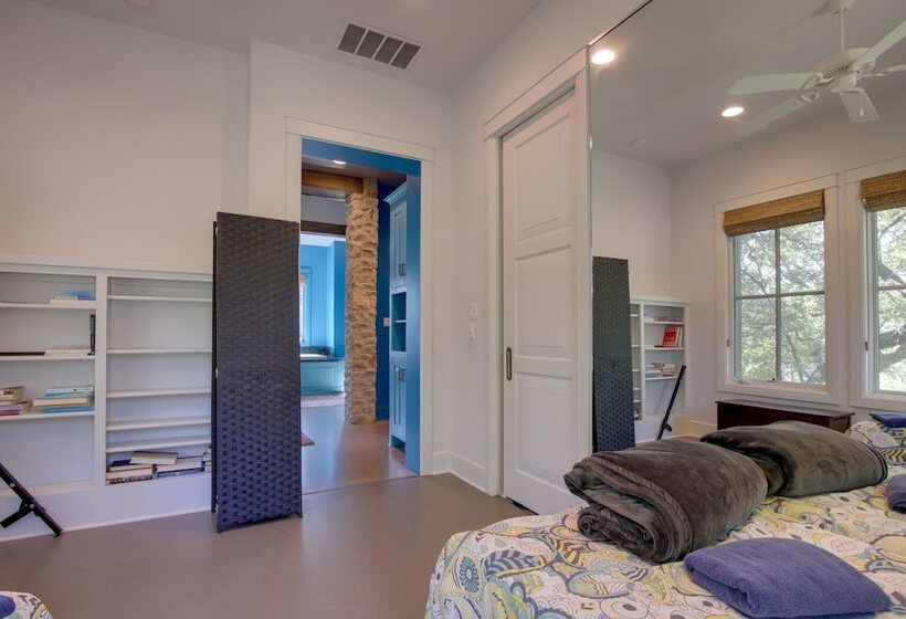 Sprawling Austin Estate W/ Pool & Fire Pit