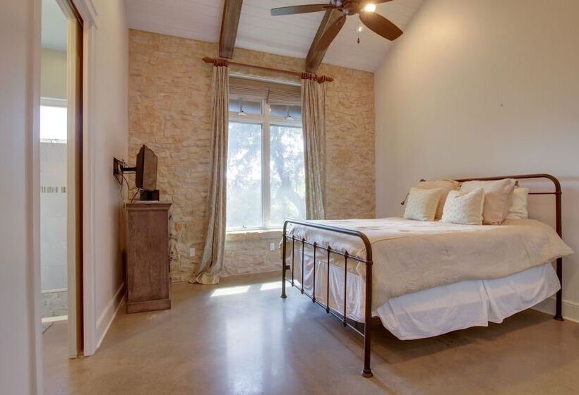 Sprawling Austin Estate W/ Pool & Fire Pit