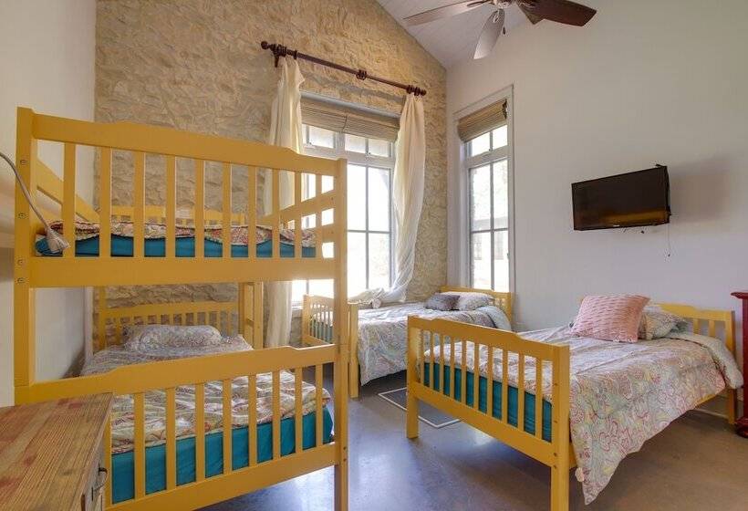 Sprawling Austin Estate W/ Pool & Fire Pit