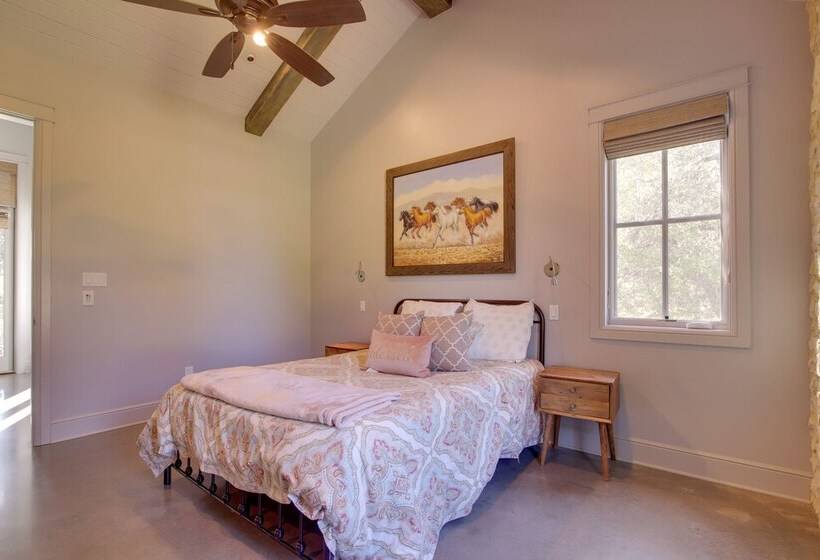 Sprawling Austin Estate W/ Pool & Fire Pit