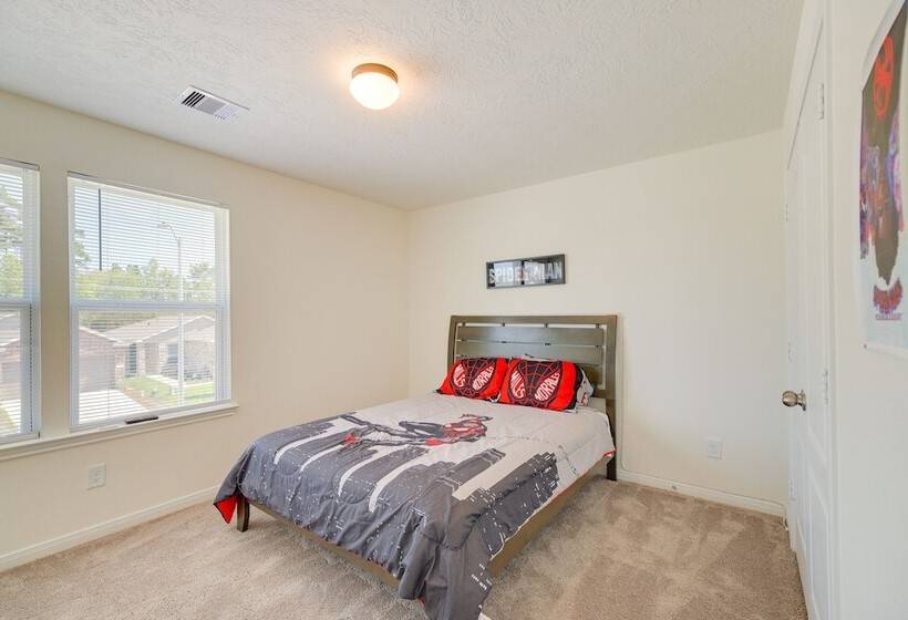 Spring Retreat W/ Private Yard & Charcoal Grill!