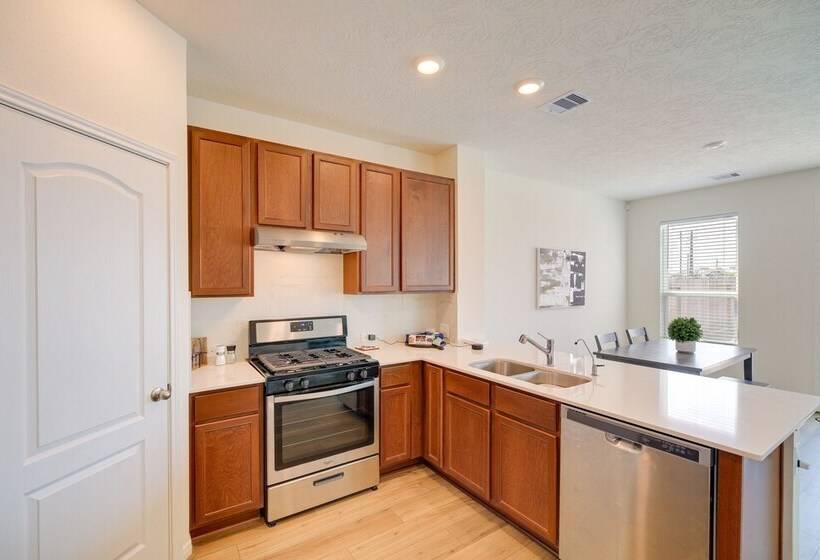 Spring Retreat W/ Private Yard & Charcoal Grill!