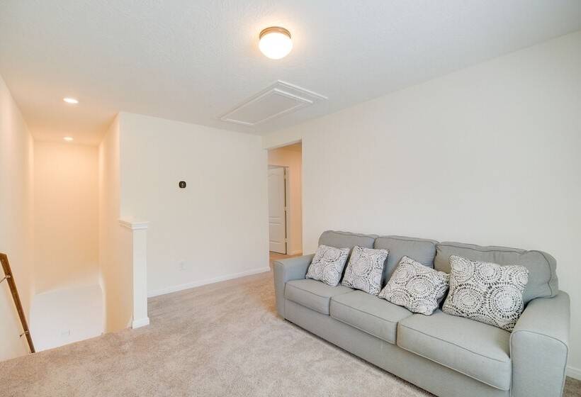 Spring Retreat W/ Private Yard & Charcoal Grill!