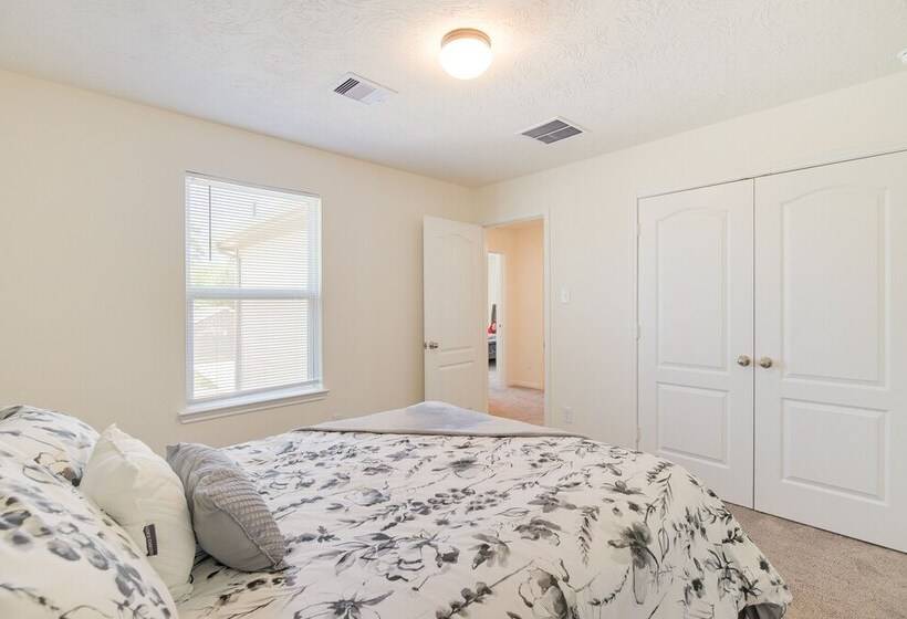 Spring Retreat W/ Private Yard & Charcoal Grill!