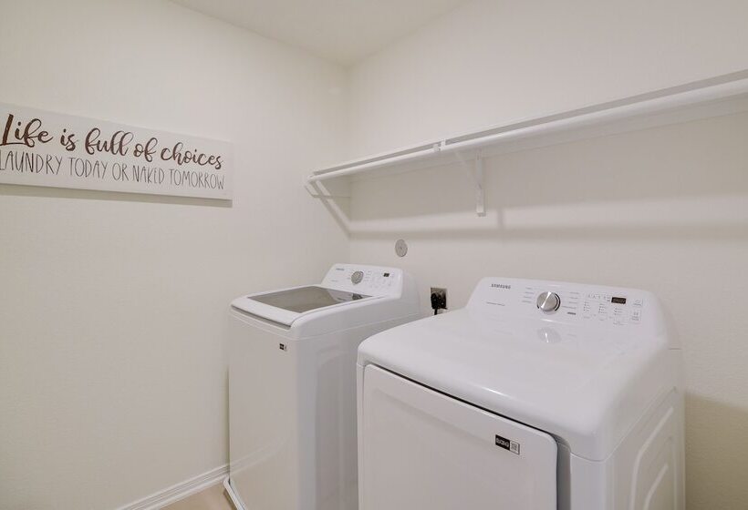 Spring Retreat W/ Private Yard & Charcoal Grill!