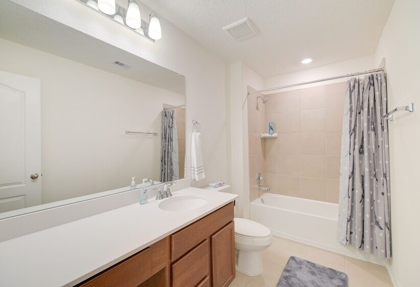 Spring Retreat W/ Private Yard & Charcoal Grill!