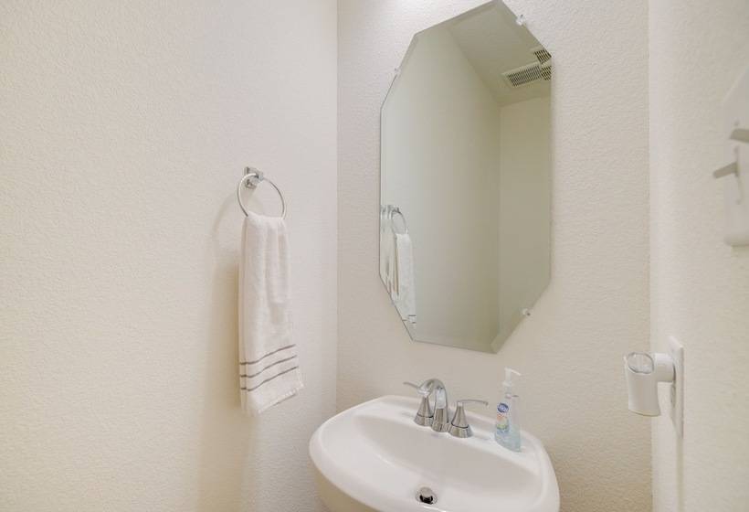 Spring Retreat W/ Private Yard & Charcoal Grill!