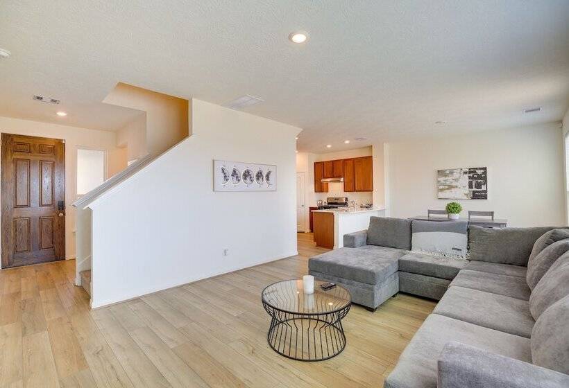 Spring Retreat W/ Private Yard & Charcoal Grill!