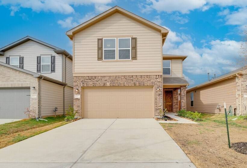 Spring Retreat W/ Private Yard & Charcoal Grill!