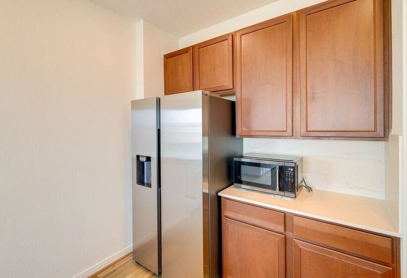 Spring Retreat W/ Private Yard & Charcoal Grill!