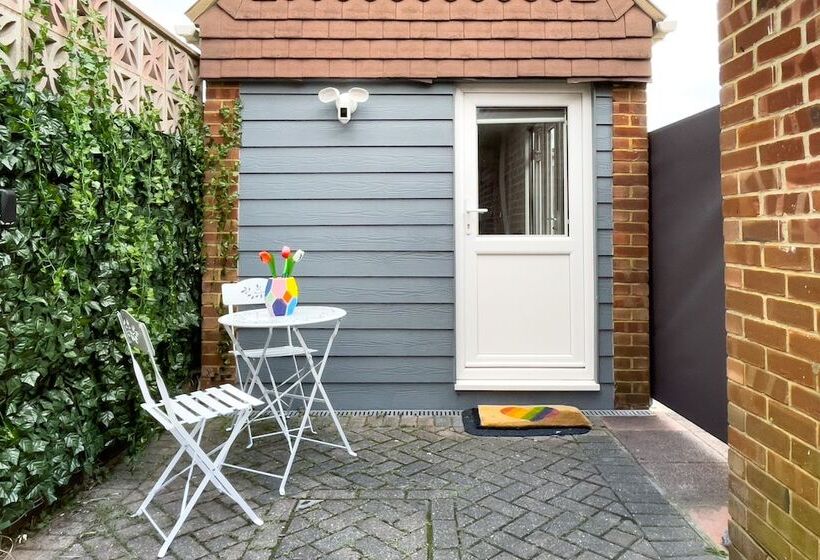 St Helens Studio   Free Parking By My Getaways