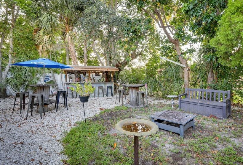 St Petersburg Home W/ Yard & Grill: 2 Mi To Beach!